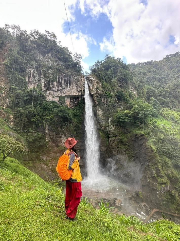 Dù đi theo tour hay lựa chọn hình thức tự túc, du khách cần chuẩn bị kỹ lưỡng: giày leo núi chuyên dụng, áo mưa, vật dụng chống côn trùng và hành lý gọn nhẹ. Do khu vực gần như không có sóng điện thoại và dịch vụ lưu trú, nên cần báo trước lịch trình cho người thân, đồng thời giữ gìn cảnh quan bằng cách không xả rác hay đốt lửa bừa bãi. Ảnh Chiêu Surin
