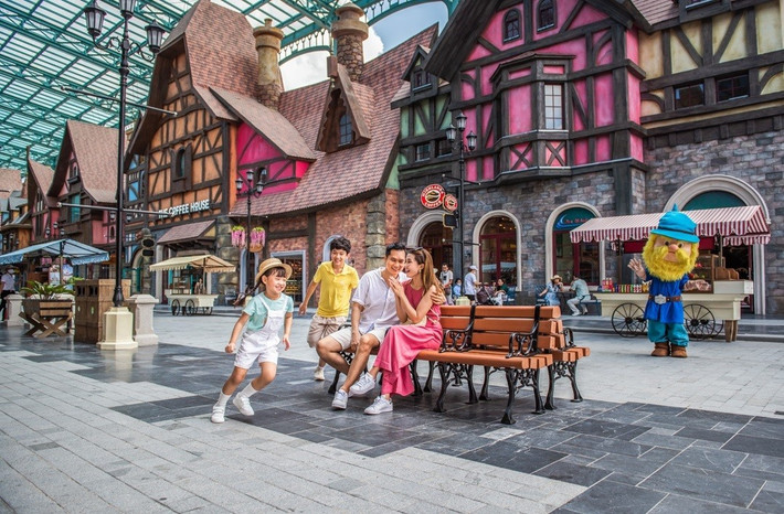 Nếu gia đình muốn kết hợp nghỉ dưỡng với vui chơi hiện đại, Phú Quốc là điểm đến lý tưởng. Những bãi biển trong xanh, khu resort đầy đủ tiện nghi cùng hệ thống giải trí như VinWonders, Vinpearl Safari và cáp treo Hòn Thơm giúp trẻ vừa học vừa chơi. Với lịch trình 4 ngày 3 đêm, du khách có thể khám phá đảo, thưởng thức hải sản và tận hưởng không khí biển. Tổng chi phí cho gia đình 4 người đến Phú Quốc dao động khoảng 15–20 triệu đồng. Ảnh VinWonders