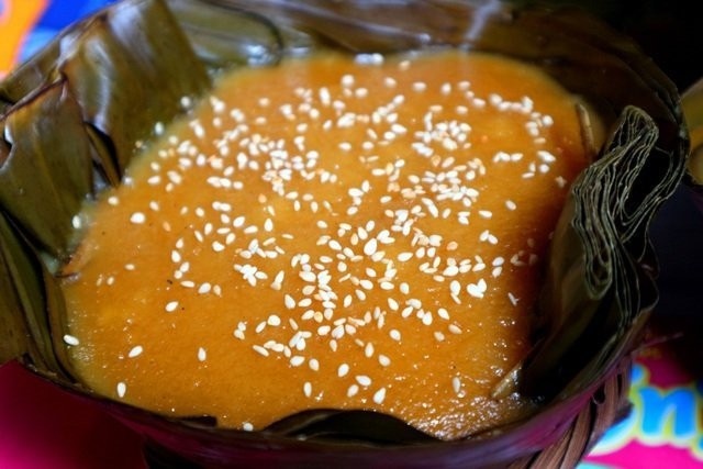 Bánh tổ là món bánh lễ Tết, dẻo thơm mùi gừng, làm từ nếp, đường, mè và gừng tươi. Bánh có thể chiên hoặc nướng, thưởng thức tại chỗ hay mua về làm quà đều rất hợp. Ảnh IViVu