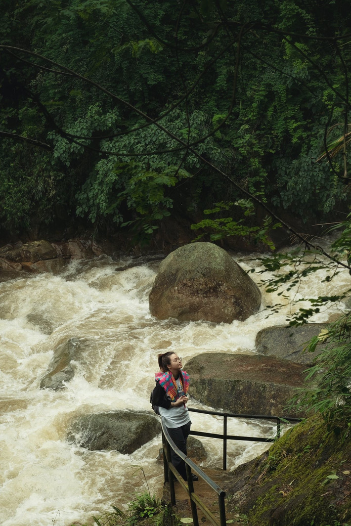 Một điểm nhấn không thể bỏ lỡ trên cung đường trek là thác Ngải Trồ, ẩn mình trong rừng già Dền Sáng. Mùa hè, dòng thác như “bừng tỉnh”, đổ ào ạt từ độ cao gần 15 mét, tạo thành màn sương mát lạnh phả vào mặt du khách.Ảnh Phạm Quang Tuyên