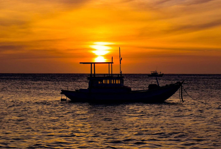 Để đến đảo Phú Quý, du khách cần di chuyển bằng tàu cao tốc từ cảng Phan Thiết, thời gian khoảng 2–3 tiếng với giá vé dao động từ 350.000 đến 400.000 đồng/lượt. Trên đảo có nhiều lựa chọn lưu trú như homestay, nhà nghỉ và các quán ăn bình dân ven biển, rất phù hợp cho những ai muốn trải nghiệm du lịch tiết kiệm. Thời điểm lý tưởng để đến đây là từ tháng 3 đến tháng 8 – mùa nắng đẹp, biển trong và ít biển động. Du khách dễ say sóng nên chuẩn bị sẵn thuốc chống say để hành trình thuận lợi và thoải mái hơn.