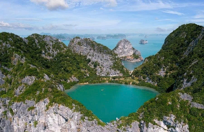 Khi đến đảo Mắt Rồng, du khách cần lưu ý chuẩn bị đầy đủ đồ dùng cá nhân như lều trại, túi ngủ, thức ăn và nước uống do đảo chưa có nhiều dịch vụ tiện ích. Đồng thời, hãy ý thức bảo vệ môi trường, giữ gìn vệ sinh sạch sẽ để duy trì vẻ đẹp hoang sơ của nơi đây. Mang theo thuốc men và đèn pin để đảm bảo an toàn trong quá trình khám phá. Ảnh luhanhcatba