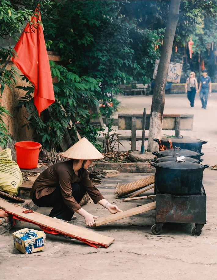 Ẩm thực địa phương cũng là một trong những điểm hấp dẫn. Những món đặc sản như chè lam, tương làng, thịt quay đòn, gà mía, bánh tẻ Phú Nhi... không chỉ ngon miệng mà còn mang đậm dấu ấn truyền thống. Du khách có thể mua về làm quà hoặc thưởng thức ngay trong sân nhà cổ, giữa tiếng chim và bóng râm mát. Ảnh Bùi Ngọc Công