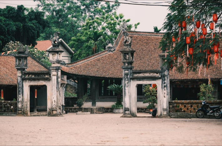 Trong đó, đình Mông Phụ là biểu tượng kiến trúc tiêu biểu với kết cấu gỗ lim, mái ngói cổ kính và các bức chạm khắc tinh xảo mang đậm nét mỹ thuật dân gian. Ảnh Bùi Ngọc Công
