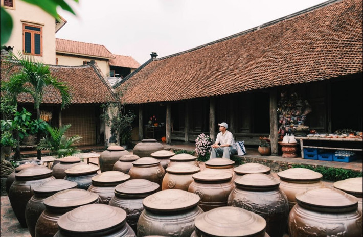 Nắm bắt nhu cầu du khách muốn trải nghiệm không gian làng cổ một cách trọn vẹn mà không phải tự lên kế hoạch, nhiều công ty lữ hành tại Hà Nội đã tổ chức tour Đường Lâm trong ngày với lịch trình hợp lý, chi phí vừa phải. Ảnh Bùi Ngọc Công