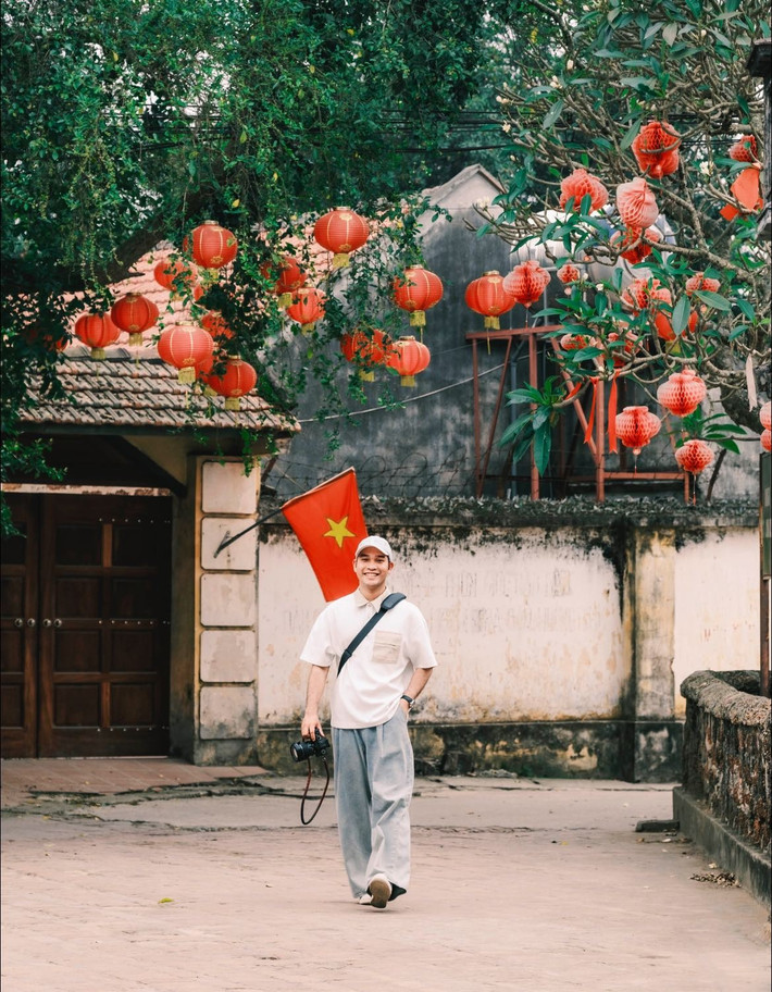 Thêm vào đó, việc đi lại thuận tiện cũng là lý do khiến Đường Lâm trở thành lựa chọn yêu thích cho những chuyến đi trong ngày từ Hà Nội. Du khách có thể di chuyển bằng ô tô, xe máy hoặc xe buýt đến thị xã Sơn Tây, sau đó đi bộ hoặc đạp xe tham quan làng. Vào mùa lúa chín hay dịp lễ hội làng, nơi đây càng rộn ràng, sống động với các hoạt động văn hóa như rước kiệu, múa lân, tế lễ truyền thống. Ảnh Bùi Ngọc Công