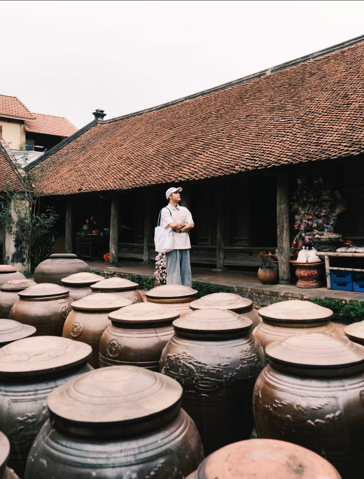 Ngoài ra, các công ty như HanoiTourist, AZLocal Trip, BestPrice... còn có gói tour thiết kế riêng cho nhóm nhỏ hoặc khách nước ngoài, kết hợp trải nghiệm đi xe đạp quanh làng, làm bánh chè lam, vẽ tranh dân gian hoặc chụp ảnh cổ trang cùng áo tứ thân, khăn mỏ quạ. Ảnh Bùi Ngọc Công
