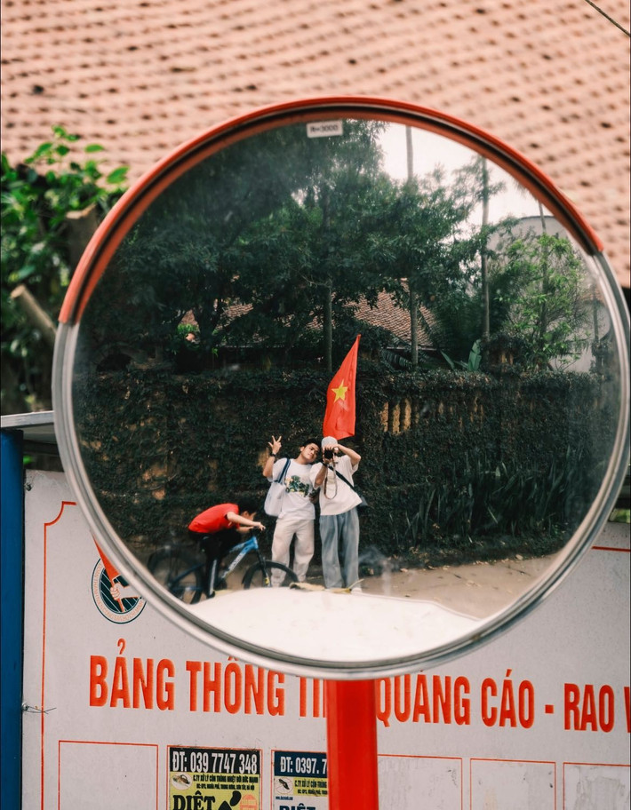 Vietravel hiện khai thác tour “Về làng cổ Đường Lâm – hành trình tìm về cội nguồn”, khởi hành mỗi cuối tuần, giá từ 790.000 đồng/người bao gồm xe đưa đón, hướng dẫn viên, vé tham quan và bữa trưa với ẩm thực quê. Saigontourist cũng có tour riêng kết hợp tham quan Đường Lâm và chùa Mía, phù hợp với nhóm gia đình hoặc khách cao tuổi, đi trong ngày bằng xe riêng kèm thuyết minh viên văn hóa. Ảnh Bùi Ngọc Công