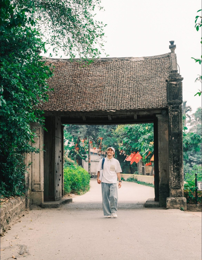 Nằm bên dòng sông Tích, Đường Lâm được ví như “bảo tàng sống” của kiến trúc dân gian Việt Nam với hàng trăm ngôi nhà cổ có tuổi đời từ 100 đến 400 năm. Những mái ngói rêu phong, tường đá ong xù xì, cổng làng uốn cong và giếng làng trong vắt... tạo nên một không gian trầm mặc, hoài niệm, khiến du khách có cảm giác như bước ngược dòng thời gian về với quá khứ. Ảnh Bùi Ngọc Công