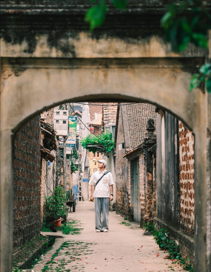Với sự giao thoa giữa văn hóa, lịch sử và cảnh sắc làng quê Bắc Bộ, làng cổ Đường Lâm không chỉ là nơi để tham quan, chụp ảnh, mà còn là dịp để du khách sống chậm lại, cảm nhận vẻ đẹp trầm lắng của văn hóa Việt xưa. Ảnh Bùi Ngọc Công