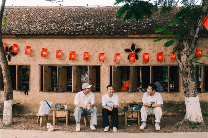Không chỉ nổi bật về kiến trúc, Đường Lâm còn là vùng đất “địa linh nhân kiệt” – quê hương của hai vị vua là Phùng Hưng và Ngô Quyền. Những di tích như đền Phùng Hưng, đền Ngô Quyền, đình Mông Phụ... đều là điểm tham quan thu hút khách tìm hiểu văn hóa – lịch sử. Ảnh Bùi Ngọc Công