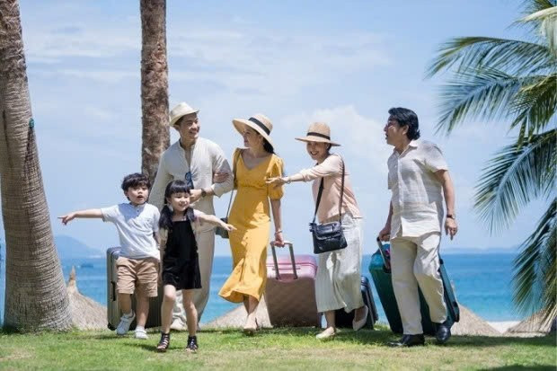 Để chuyến du lịch hè thêm trọn vẹn, các gia đình nên lưu ý một số bí quyết khi đặt tour. Trước hết, nên lên kế hoạch sớm từ 3–4 tuần để tránh tình trạng hết phòng hoặc giá vé tăng cao vào mùa cao điểm. Khi chọn tour, ưu tiên các gói dịch vụ trọn gói (combo vé máy bay + khách sạn + đưa đón) từ các công ty uy tín để tiết kiệm chi phí và hạn chế rủi ro. Ảnh Vietnambooking