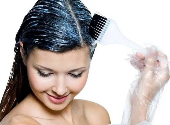Ít ai ngờ thuốc nhuộm tóc cũng có thể làm tăng sắc tố ở vùng da quanh trán và chân tóc. Để hạn chế, nên bôi lớp bảo vệ da trước khi nhuộm và rửa sạch thuốc nhuộm ngay sau đó. Ảnh minh họa