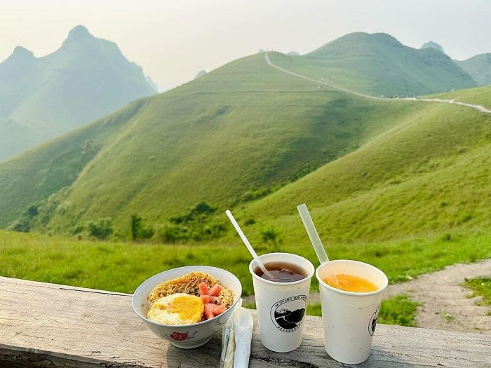 Do địa hình đồi núi cao và đường đi còn hoang sơ, du khách nên chuẩn bị kỹ càng phương tiện di chuyển (xe số hoặc xe bán tải là lựa chọn phù hợp hơn xe tay ga), mang theo áo ấm, lều trại, nước uống và một ít đồ ăn nhẹ nếu có ý định cắm trại qua đêm. Ngoài ra, nên khởi hành từ sớm để tránh sương mù buổi chiều gây khó khăn trong việc quan sát đường đi. Ảnh dulich