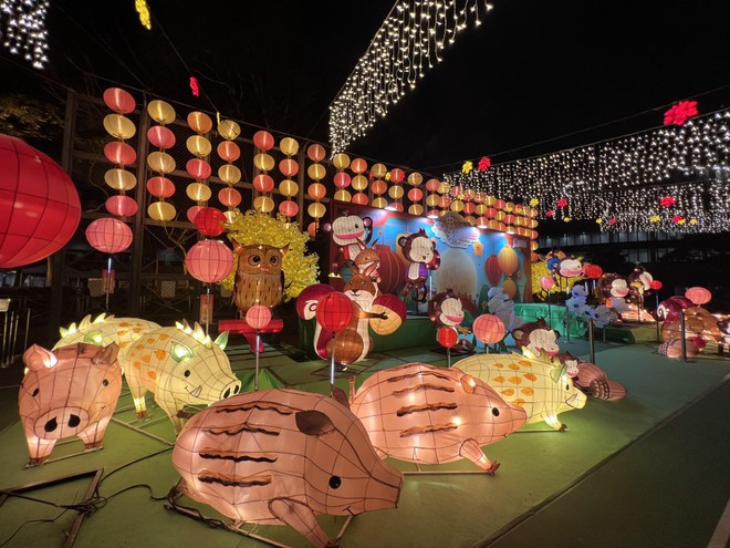 Hong Kong vẫn gìn giữ Trung thu theo phong cách cổ điển. Victoria Park và Tsing Yi Park biến thành những xứ sở đèn lồng, nơi hàng ngàn chiếc đèn rực sáng từ hoàng hôn. Chợ đêm, trò chơi dân gian và biểu diễn nghệ thuật khiến đêm rằm trở nên sống động. Ảnh Mạc Luyện