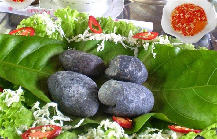 Miền Tây Nam Bộ vốn nổi tiếng với những món ăn dân dã, đậm đà hương vị sông nước. Thế nhưng, giữa vô vàn đặc sản hấp dẫn ấy, sỏi mầm – món ăn đặc trưng của Hậu Giang – lại gây ấn tượng mạnh với du khách bởi cái tên kỳ lạ và cách chế biến độc đáo hiếm thấy. Ảnh Internet