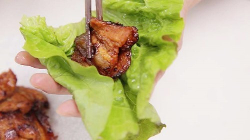 Món ăn này thường xuất hiện trong những dịp sum họp gia đình hoặc tiếp đãi khách quý. Những năm gần đây, nhờ sức hút độc đáo, sỏi mầm đã xuất hiện tại nhiều quán ăn, nhà hàng đặc sản ở Hậu Giang, trở thành trải nghiệm được nhiều du khách tìm đến. Ảnh Internet