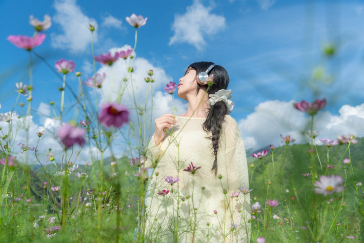 Về trang phục, những gam màu sáng như trắng, vàng, xanh pastel hay hồng pastel sẽ nổi bật trên nền hoa. Một số phụ kiện như mũ rộng vành, túi cói, sách hay tai nghe cũng được gợi ý để tăng thêm vẻ lãng mạn cho khung hình. Ảnh Linh Xinh