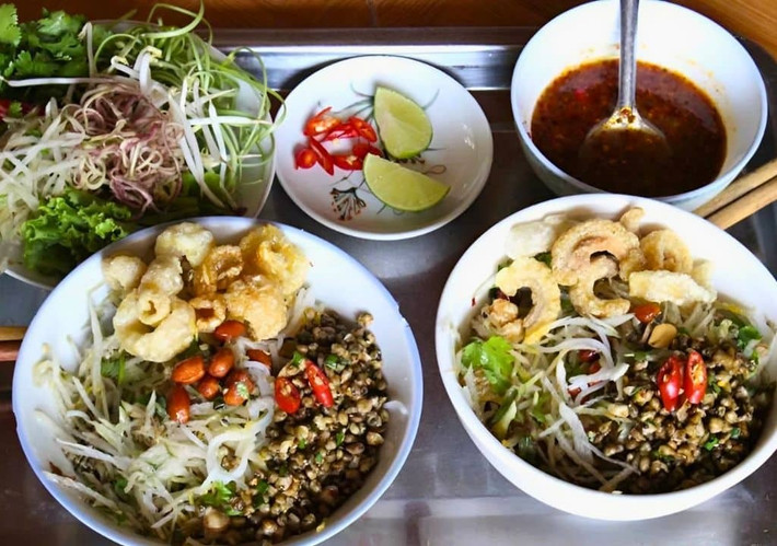 Đặc biệt, nhiều hàng quán nổi tiếng ở Huế thường rất đông vào giờ cao điểm như sáng sớm và chiều tối, vì vậy nếu muốn thoải mái hơn khi thưởng thức, bạn nên tranh thủ đi sớm hoặc chọn khung giờ giữa buổi để tránh phải chờ đợi lâu. Ảnh luhanh