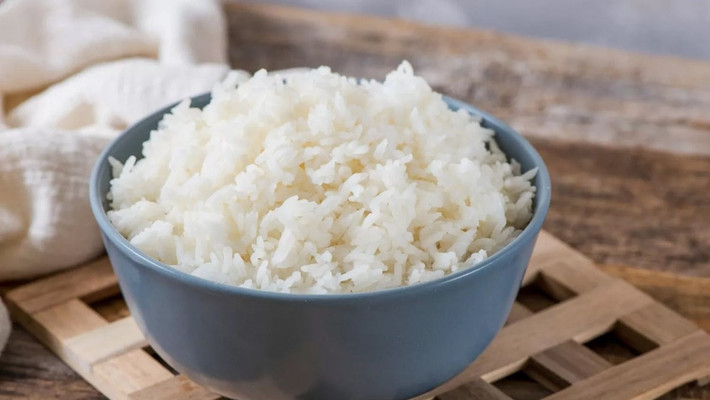 Một mẹo tiện dụng khác là dùng cơm nguội. Cho một bát cơm nguội vào túi vải hoặc khăn xô, buộc kín rồi thả vào nồi canh đang sôi. Sau khoảng 5 phút, cơm sẽ hút bớt lượng muối thừa, sau đó lấy ra và nêm nếm lại. Ảnh minh họa