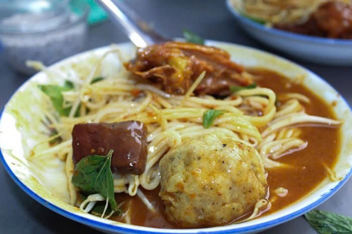 Dù không cầu kỳ hay sang trọng, bánh tầm cay vẫn là “linh hồn” của ẩm thực đường phố Cà Mau. Mỗi tô bánh là sự tổng hòa tinh tế của nguyên liệu bản địa, kỹ thuật chế biến khéo léo và cả sự hào sảng, hiếu khách của người miền Tây. Đó cũng chính là lý do khiến nhiều du khách, sau một lần ghé quán bánh tầm cay ở Cà Mau, lại lưu luyến mãi không quên. Ảnh MIA