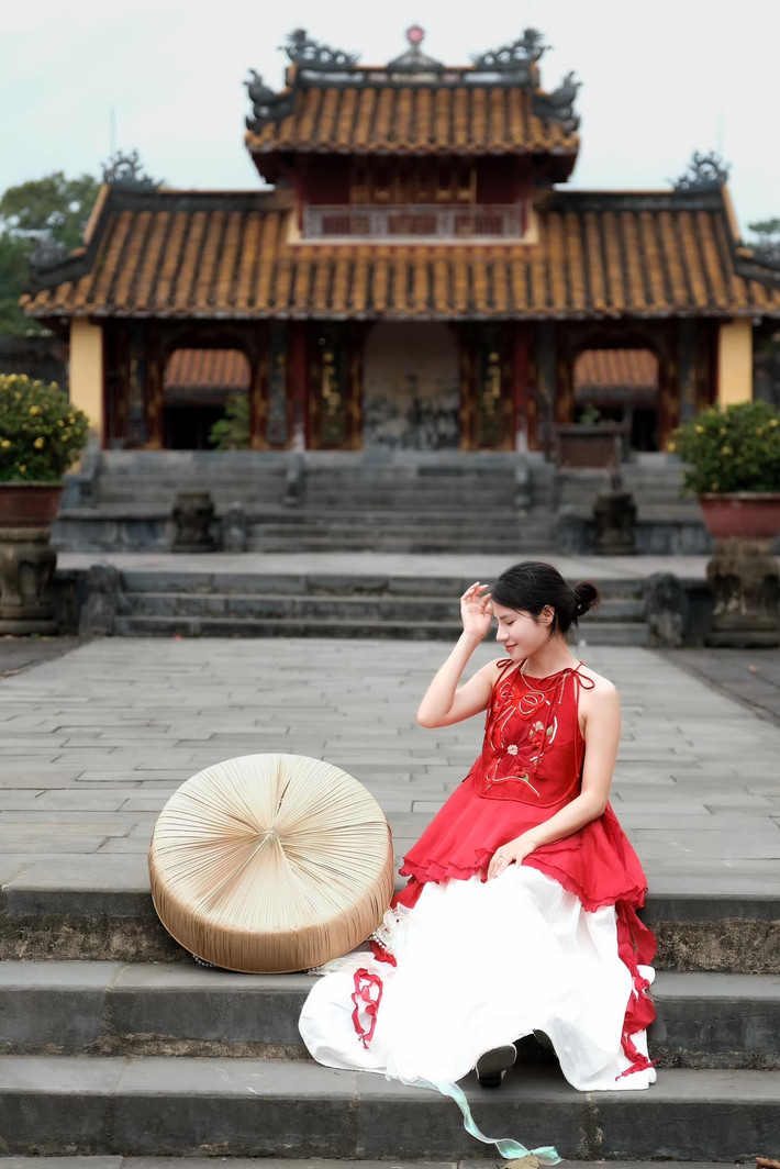 Nếu thích không gian lãng mạn, du khách có thể đến cầu gỗ lim bắc qua sông Hương, bến xưa Vỹ Dạ hay đỉnh Hòn Vượn với view rừng núi thoáng đãng. Trường Quốc Học Huế và làng hương Thủy Xuân cũng là những điểm check-in quen thuộc, mỗi nơi mang một “vibe” riêng. Ảnh Trương Đình Minh