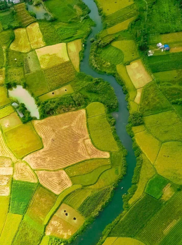 Từ đây, du khách có thể phóng tầm mắt thu trọn thung lũng Bắc Sơn vào trong khung hình: những cánh đồng lúa xếp lớp như bàn cờ, dòng sông uốn lượn mềm mại, bao quanh bởi dãy núi đá vôi trùng điệp. Ảnh Nguyễn Trọng Cung