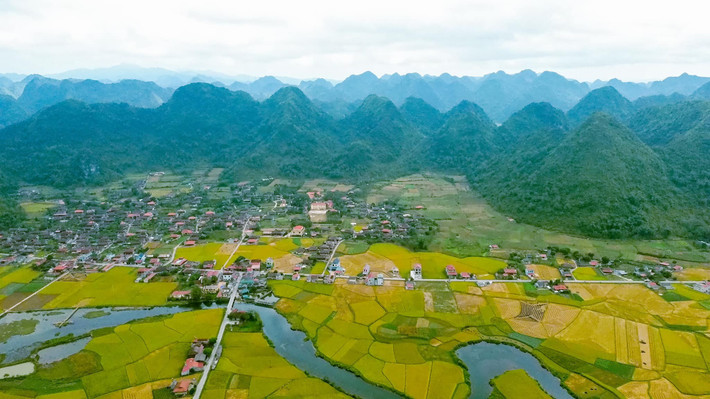 Tùy vào thể lực và hành lý mang theo, thời gian leo sẽ dao động từ 30 đến 60 phút. Càng lên cao, không khí càng mát, từng đợt gió mang theo hương núi rừng khiến người leo cảm thấy khoan khoái, dễ chịu. Ảnh Nguyễn Trọng Cung