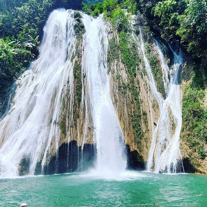 Thác có nhiều tầng, xen kẽ là những hồ nước nhỏ xanh trong như ngọc. Du khách có thể ngâm mình, thư giãn, hoặc ngồi nghỉ trên các phiến đá ven bờ, tận hưởng không gian yên tĩnh, chỉ còn tiếng rừng, tiếng nước và gió. Ảnh luhanhviet