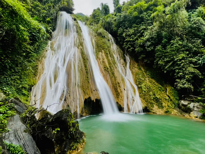 Nơi đây cách trung tâm xã khoảng 8km, thuộc khu vực rừng già của Khu bảo tồn thiên nhiên Tát Kẻ – Bản Bung, nổi bật với cảnh quan nguyên sơ, dòng nước trong mát và khí hậu dễ chịu, đặc biệt lý tưởng để tránh nóng mùa hè.