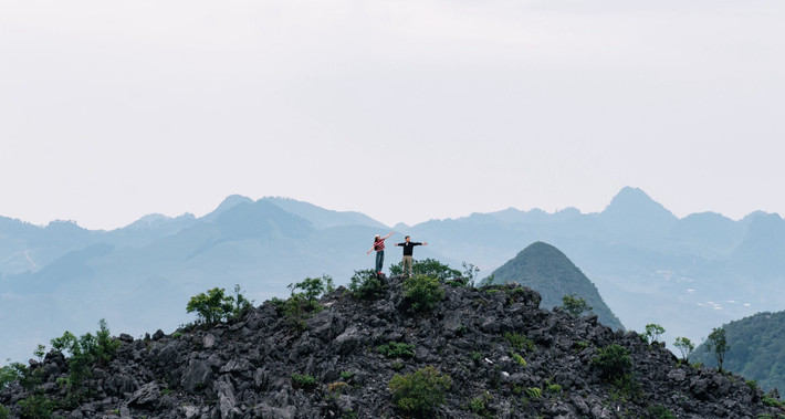 Với cảnh quan ngoạn mục và trải nghiệm đậm sắc màu vùng cao, cung đường Mã Pí Lèng – Mèo Vạc là điểm đến lý tưởng cho hành trình 3 ngày 2 đêm. Chi phí dự kiến khoảng 2–3 triệu đồng/người, bao gồm xe di chuyển, lưu trú, ăn uống và vé tham quan. Du khách nên chuẩn bị áo ấm cho buổi tối, giày có độ bám tốt khi đi đèo, đồng thời tránh di chuyển vào ban đêm tại các đoạn đường vắng để đảm bảo an toàn. Không chỉ là điểm đến cho những người mê khám phá, vùng đất này còn là nơi để mỗi người cảm nhận sâu sắc vẻ đẹp hùng vĩ và chân chất của miền đá xám Hà Giang. Ảnh Giàng A Phớn