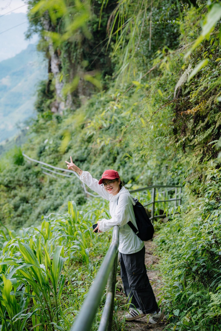 Các hoạt động trải nghiệm như đi bộ xuyên núi, ngắm hoàng hôn trên đèo, chèo thuyền kayak hay khám phá ẩm thực vùng cao đều được tổ chức bởi người bản địa. Ảnh Giàng A Phớn