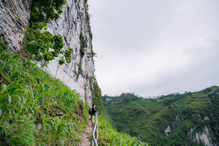 Huyện Mèo Vạc hiện nay đang phát triển du lịch sinh thái và cộng đồng gắn với bảo tồn bản sắc địa phương. Một số điểm đến đáng chú ý bao gồm bản Lô Lô Chải, khu chợ Mèo Vạc, tuyến du thuyền sông Nho Quế và làng văn hóa du lịch ở xã Pả Vi. Ảnh Giàng A Phớn