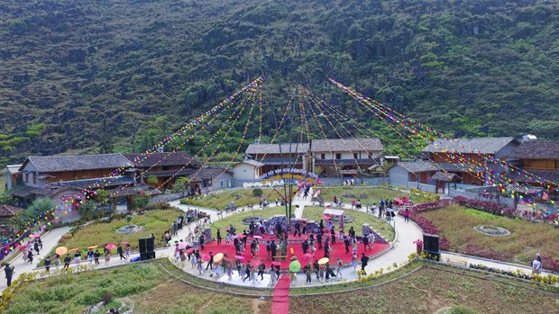 Về phía Bắc, làng Pả Vi Hạ (Tuyên Quang) nằm nép dưới chân đèo Mã Pì Lèng, là hình mẫu du lịch cộng đồng gắn với bảo tồn di sản. Những ngôi nhà trình tường vàng sậm được cải tạo thành homestay tiện nghi, vẫn giữ nguyên vẻ mộc mạc. Ảnh Báo Hà Giang