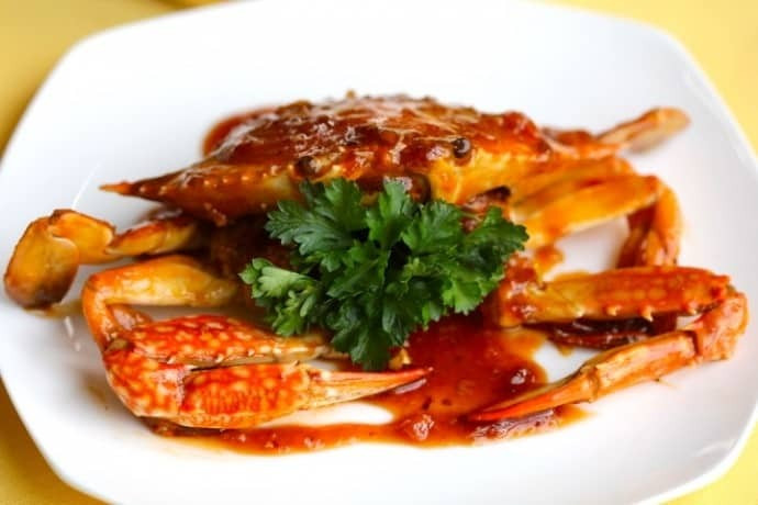 Ghẹ hấp me là món hải sản đặc trưng không thể thiếu trong thực đơn của du khách khi đến Cửa Lò. Ghẹ tươi được hấp cùng nước cốt me chua ngọt, tạo nên sự hòa quyện hoàn hảo giữa vị ngọt của ghẹ và vị chua cay của me. Món ăn này không chỉ dễ ăn mà còn có hương vị đậm đà, rất dễ gây nghiện cho thực khách. Ảnh VnTrip