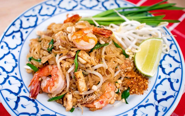 Pad Thai là món ăn quốc dân của Thái Lan, được yêu thích không chỉ bởi người dân địa phương mà còn bởi du khách quốc tế. Món mì xào này được làm từ mì gạo, trứng, tôm, đậu phụ và các gia vị như nước mắm, đường, ớt, tạo nên một hương vị hài hòa, vừa chua, vừa ngọt và cay nhẹ.