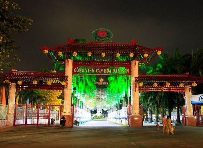 Trẻ nhỏ – “nhân vật chính” của đêm Trung thu – cũng có nhiều không gian riêng, Công viên văn hóa Đầm Sen tổ chức rước đèn tập thể, múa lân, phá cỗ, tạo nên không khí lễ hội tưng bừng. Ảnh Vinpearl