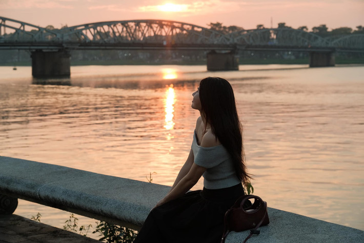 Không cần phải “gây bão” bằng ảnh check-in, chuyến đi Huế của nhóm bạn trẻ vẫn khiến cộng đồng mạng thích thú bởi thông điệp giản dị nhưng đầy sức gợi: đôi khi, đi ít lại cảm được nhiều hơn. Và có lẽ, đó mới là ý nghĩa sâu xa nhất của một hành trình. Ảnh Trương Đình Minh