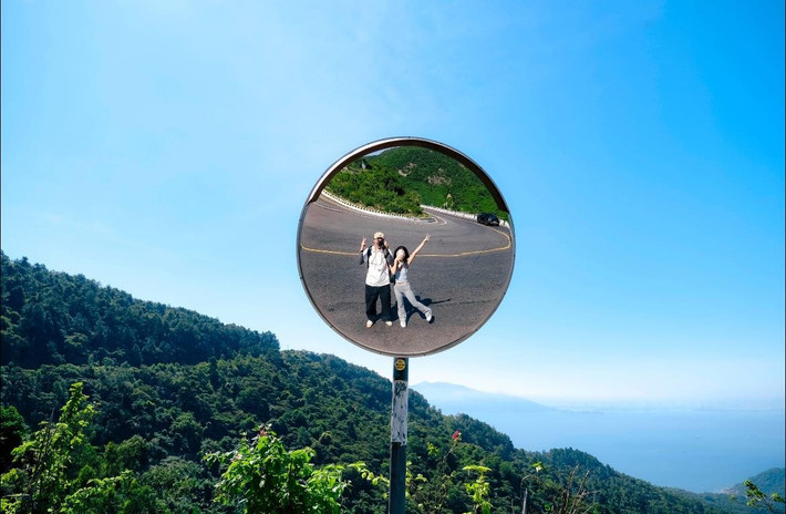 Tuy nhiên, với những du khách ưa mạo hiểm và thích tự do, hành trình tự túc bằng xe máy vẫn là trải nghiệm được yêu thích nhất. Cảm giác chinh phục từng khúc cua, dừng chân bên những vách đá nhìn ra biển rộng hay đón ánh mặt trời ló rạng trên đỉnh đèo là điều không thể tìm thấy trong một hành trình xe khách thông thường. Ảnh Blog của Rọt