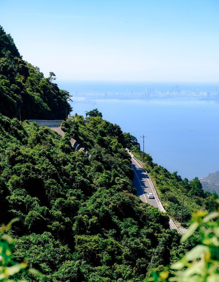 Với chiều dài khoảng 20km, độ cao gần 500m so với mực nước biển, đèo Hải Vân có những khúc cua tay áo đầy thử thách, xen lẫn những đoạn đường ven núi ôm trọn tầm nhìn ra vịnh Lăng Cô tuyệt đẹp. Ảnh Blog của Rọt