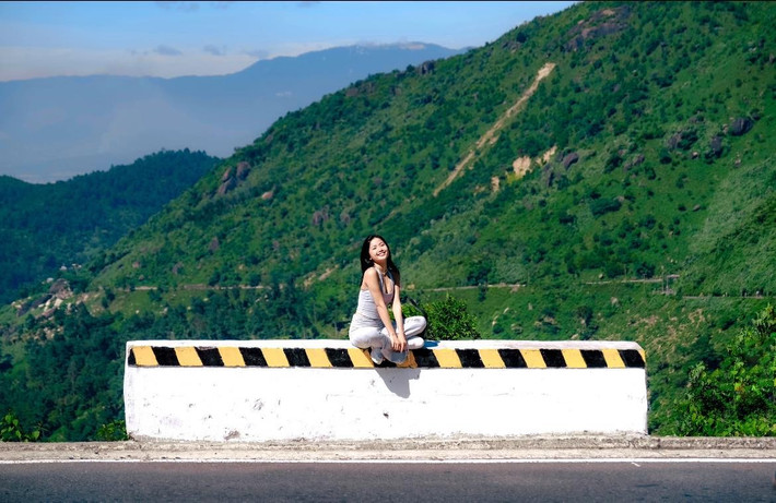 Chiều muộn, ánh nắng vàng trải dài trên từng triền núi, khiến mỗi khúc cua, mỗi khoảng dừng chân đều trở thành một tấm postcard sống động. Ảnh Blog của Rọt