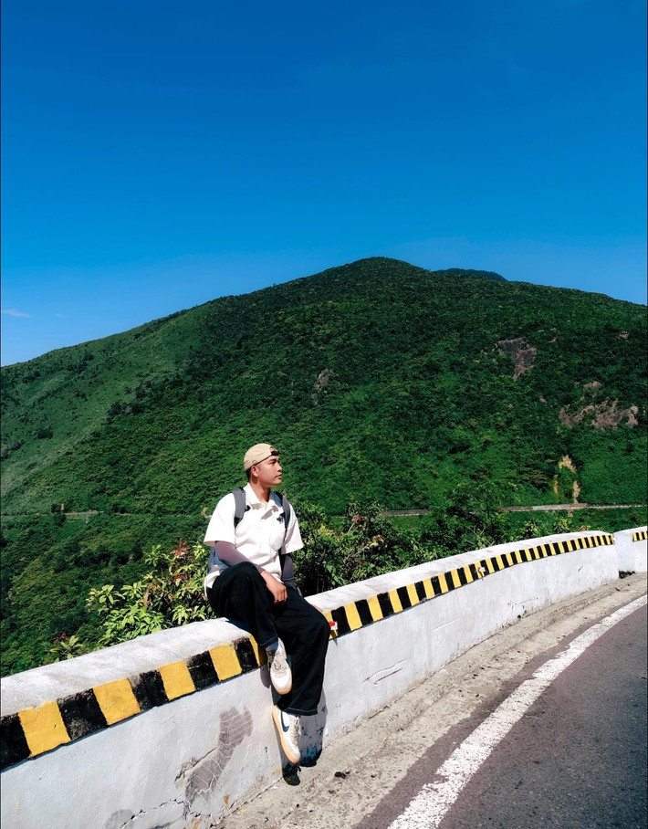 Hiện nay, nhiều công ty lữ hành đã thiết kế tour nửa ngày hoặc trong ngày chinh phục đèo Hải Vân, phù hợp cho cả du khách nội địa và quốc tế. Một số tour nổi bật như xe Jeep Hải Vân – Lăng Cô của Vietravel, tour khám phá bằng Vespa cổ của Dế Việt Travel hay các combo trải nghiệm trong nhóm nhỏ có hướng dẫn viên bản địa. Ảnh Blog của Rọt