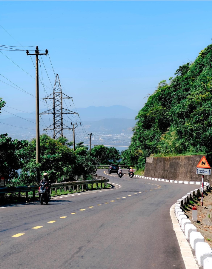 Về trang phục, du khách nên chọn đồ thoải mái, giày thể thao dễ di chuyển, mang theo nước, áo khoác nhẹ và kem chống nắng. Nếu xuất phát từ Đà Nẵng, có thể kết hợp hành trình qua đèo với chuyến khám phá vịnh Lăng Cô hay về Huế. Ngược lại, nếu đi từ Huế vào, chuyến đi sẽ trở nên thi vị hơn khi kết hợp với nghỉ dưỡng tại các resort ven biển sau khi vượt đèo. Ảnh Blog của Rọt