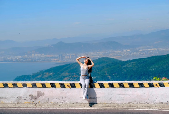 Được mệnh danh là “đệ nhất hùng quan” từ thời vua Lê Thánh Tông, đèo Hải Vân là một trong những cung đường đèo đẹp và nổi tiếng bậc nhất Việt Nam. Nằm vắt ngang ranh giới giữa thành phố Đà Nẵng và tỉnh Thừa Thiên Huế, đèo Hải Vân không chỉ là một ranh giới địa lý mà còn là biểu tượng du lịch đặc sắc, nơi giao thoa giữa rừng núi hùng vĩ và biển trời mênh mông. Ảnh Blog của Rọt