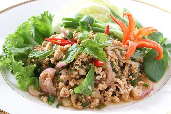 Larb là món gỏi thịt băm phổ biến ở vùng đông bắc Thái Lan. Thịt được xào nhanh với các gia vị, lá bạc hà, hành tím và nước mắm chanh, tạo nên một món ăn ngon miệng.