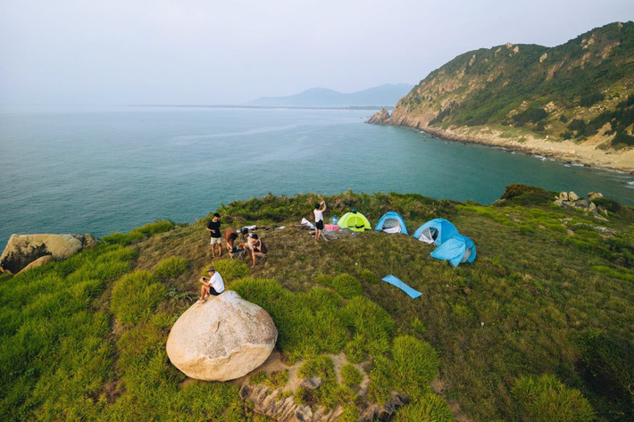 Hiện nay, dù vẫn chưa phát triển du lịch quy mô lớn, nhưng làng chài Tân Phụng bắt đầu có vài homestay do người dân địa phương làm chủ, phục vụ du khách theo kiểu “nhà trong làng”. Không có phòng sang trọng, điều hòa hay tiện nghi hiện đại, nhưng bù lại là tiếng sóng biển rì rào, gió biển mát lành và không khí trong lành, rất thích hợp cho các kỳ nghỉ dưỡng ngắn ngày. Ảnh Quan Nguyễn