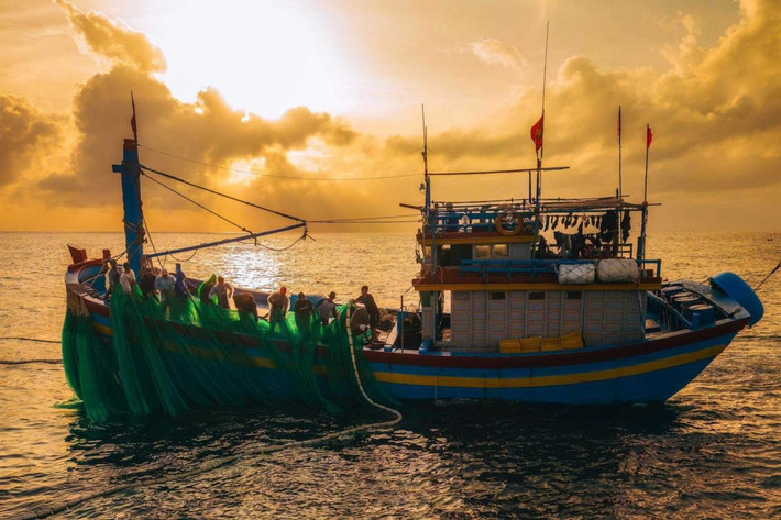 Không chỉ thu hút du khách nhờ cảnh quan thiên nhiên kỳ thú, làng chài Tân Phụng còn là nơi để trải nghiệm cuộc sống bình dị của ngư dân miền Trung. Ảnh Quan Nguyễn