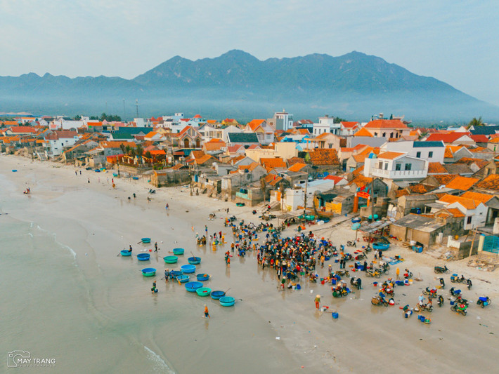 Ẩn mình bên bờ biển xanh ngắt của tỉnh Khánh Hòa, làng chài Ninh Thủy thuộc phường Đông Ninh Hòa vẫn giữ nguyên vẹn những nét sinh hoạt truyền thống đậm đà bản sắc ngư dân miền Trung. Ảnh Mây Trắng