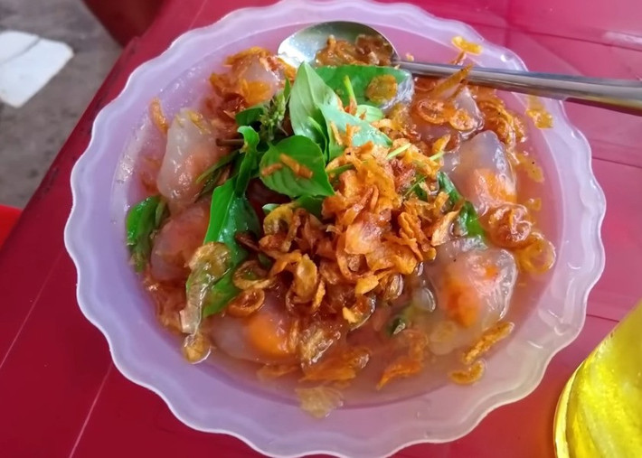 Không giống với bánh bèo ở xứ Huế được làm từ bột gạo, đặc sản bánh bèo Nghệ An được làm từ bột lọc dai mềm, tạo cảm giác dẻo thơm đặc trưng. Tôm làm nhân được xào kỹ cho đậm vị, rồi nhanh tay nhồi vào bánh khi bột còn nóng. Mỗi chiếc bánh nhỏ xinh là sự kết hợp hài hòa giữa vị bùi béo của tôm, độ dẻo của bột và hương thơm đậm đà của ẩm thực xứ Nghệ. Ảnh VinWonders