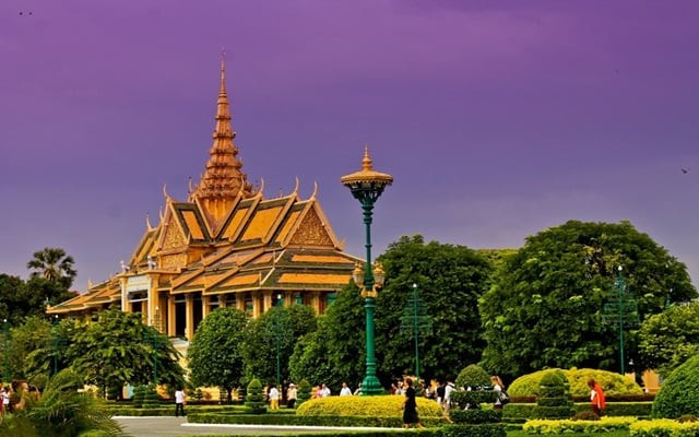 Campuchia – đất nước chùa tháp mang đậm dấu ấn văn hóa Khmer cổ xưa – luôn cuốn hút du khách bằng vẻ đẹp hòa quyện giữa lịch sử, tâm linh và thiên nhiên. Nếu bạn đang tìm một hành trình vừa khám phá di sản, vừa thư giãn giữa những bãi biển xanh, thì xứ sở này là lựa chọn không thể bỏ qua. Ảnh DulichViet